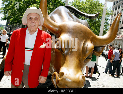 File: Jake Lamotta passa a 95, 20th set, 2017. Foto scattata: New York, USA. 11th Giugno 2007. Jake LaMotta nella foto per la Black-Tie Boxing a Cipriani a Wall Street a New York City, New York, USA. 11 Giugno 2007. © credito RTNRD/MediaPunch: MediaPunch Inc/Alamy Live News Foto Stock