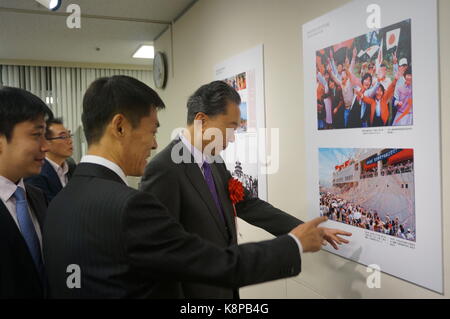 Tokyo, Giappone. Xx Settembre, 2017. yukio hatoyama (1a, r), ex primo ministro del Giappone, visita una mostra fotografica a Tokyo in Giappone, sett. 20, 2017. la mostra fotografica a tema con gli scambi interpersonali tra Cina e Giappone è iniziata mercoledì, alla Cina centro culturale a Tokyo. Credito: yang ting/xinhua/alamy live news Foto Stock