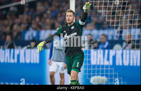 Gelsenkirchen (Germania). Xix Sep, 2017. schalke il portiere ralf faehrmann dà istruzioni Bundesliga tedesca partita di calcio tra FC Schalke 04 e Bayern Monaco presso la Veltins Arena di Gelsenkirchen, Germania, 19 settembre 2017. Credito: guido kirchner/dpa/alamy live news Foto Stock