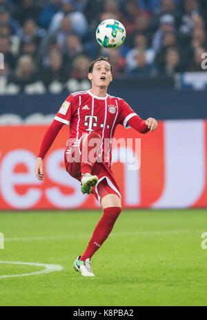 Gelsenkirchen (Germania). Xix Sep, 2017. bayern di sebastian rudy in azione durante la Bundesliga tedesca partita di calcio tra FC Schalke 04 e Bayern Monaco presso la Veltins Arena di Gelsenkirchen, Germania, 19 settembre 2017. Credito: guido kirchner/dpa/alamy live news Foto Stock