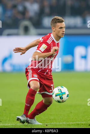 Gelsenkirchen (Germania). Xix Sep, 2017. bayern's joshua kimmich in azione durante la Bundesliga tedesca partita di calcio tra FC Schalke 04 e Bayern Monaco presso la Veltins Arena di Gelsenkirchen, Germania, 19 settembre 2017. Credito: guido kirchner/dpa/alamy live news Foto Stock