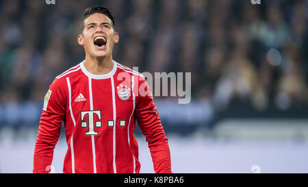 Gelsenkirchen (Germania). Xix Sep, 2017. bayern james rodriguez reagisce durante la Bundesliga tedesca partita di calcio tra FC Schalke 04 e Bayern Monaco presso la Veltins Arena di Gelsenkirchen, Germania, 19 settembre 2017. Credito: guido kirchner/dpa/alamy live news Foto Stock