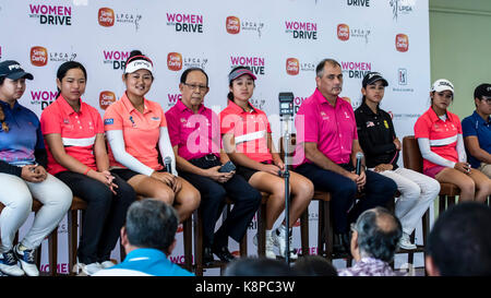 Kuala Lumpur, Malesia. Xx Settembre, 2017. Sime Darby lpga malaysia ha tenuto una conferenza stampa per il prossimo torneo lpga, 26 al 29 ottobre, 2017 a Kuala Lumpur. tun musa hitam, Sime Darby presidente (l 4th), Steven thielke, CEO tpc kl golf club (l 6th) con la Malaysia ladies golfisti in conferenza stampa. © danny chan/alamy live news. Foto Stock