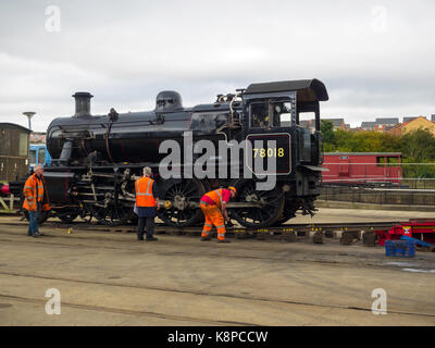 Shildon co. durham 20 settembre 2017: ex British Railways 2-6-0 locomotiva a vapore 78018 è stato caricato su veicoli per il trasporto su strada devono essere restituiti alla grande stazione centrale ferroviaria in loughborough oggi. la locomotiva, costruito in darlington, aveva partecipato a "L'autunno gala di vapore" a settembre 16/17th nella locomozione ferroviaria nazionale museun a Shildon co, durham per il trasporto per il gcr a Loughborough. Il trasporto è stato effettuato da specialisti reid freight services ltd. Foto Stock