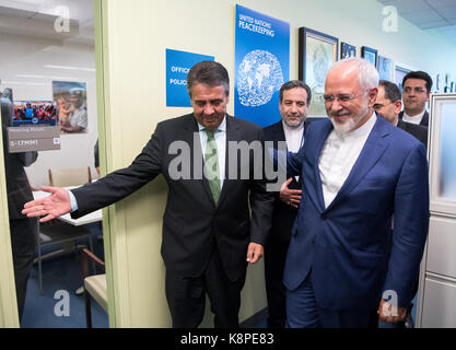 New york, us. Xx Settembre, 2017. Il ministro degli esteri tedesco sigmar gabriel (l, SPD) e il suo omologo iraniano Mohammad javad zarif incontrare in occasione dell' assemblea generale delle Nazioni Unite a New York, USA, 20 settembre 2017. Gabriele è incontro diversi politici internazionali durante i suoi 2 giorni di viaggio per l'assemblea generale delle Nazioni Unite. Credito: bernd von jutrczenka/dpa/alamy live news Foto Stock