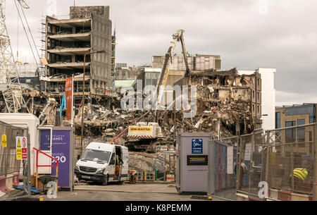 Edimburgo, Scozia, Regno Unito. Xx Settembre, 2017. Demolizione di grandi gru dell'ex hotel 4 stelle King James Hotel by Thistle St James Centre, come parte di un miliardo di sterline revamping e rigenerazione del rinominato Edinburgh St James, causa lavori stradali e chiusura della strada di Leith Street per dieci mesi nel centro della città Foto Stock