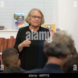 Londra, Regno Unito. Xx Settembre, 2017. rally per un anti guerra governo, nessuna trump per la pace e la giustizia, lindsey erman di stwc parla per la riunione a marx memorial library credito: Ian Davidson/alamy live news Foto Stock