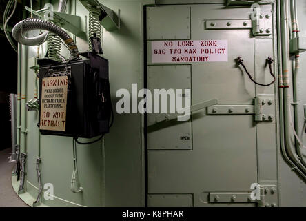 Sahuarita, Arizona, Stati Uniti. Xx Settembre, 2017. strategic air command due-uomo comune regolamento è pubblicato su la porta che conduce al condotto di lancio al titan missile Museum, il sito di un ex titan operativa ii complesso di missili a gittata intercontinentale. attualmente gestito dall'Arizona aerospace Foundation, il museo offre ai visitatori visita guidata accesso al suo missile silo, centro di controllo accesso e gallerie. titan ii launch complex 571-7, come era nota allora, è diventata operativa nel 1963 all'altezza della guerra fredda con l Unione sovietica, e è stato disattivato nel novembre del 1982 come il risultato di un trattato nucleare. Credito: zuma pr Foto Stock