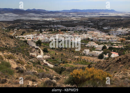 Vista su casa in paese e allevamento di plastica nella valle da, Nijar Almeria, Spagna Foto Stock