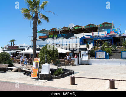 Bar e discoteche in località di Playa Blanca, Lanzarote, Isole Canarie, Spagna Foto Stock