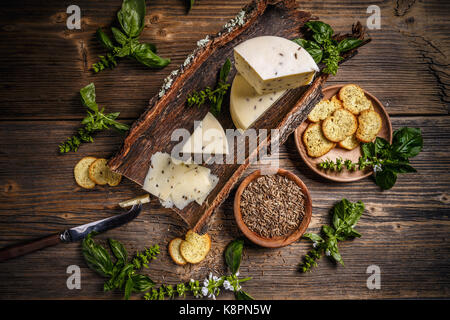 Vista superiore del cuneo di formaggio con semi di cumino Foto Stock