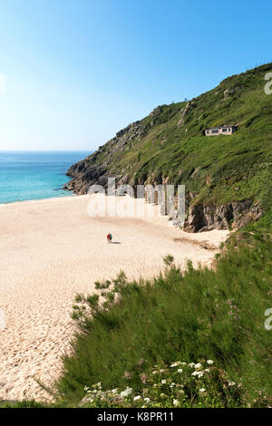 Insenatura di sabbia di porthcurno beach in Cornovaglia, Inghilterra, Regno Unito. Foto Stock