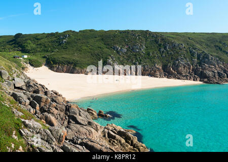 Insenatura di sabbia di porthcurno beach in Cornovaglia, Inghilterra, Regno Unito. Foto Stock