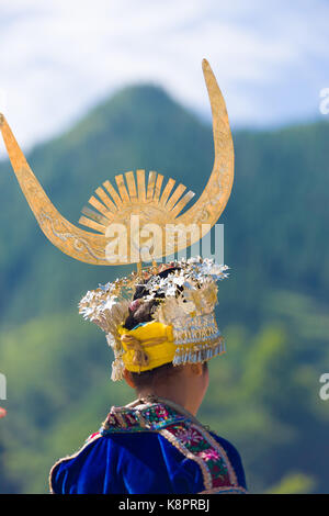 Xijiang, Cina - 15 Settembre 2007: posteriore vista dettagliata della minoranza etnica Miao donna nel tradizionale corno d'argento di acconciatura di festival e di costume di Xij Foto Stock