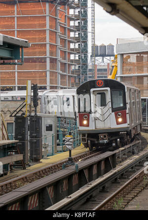 La Queens legato #7 elevato alla metropolitana treno in trazione il quarantacinquesimo Road-Courthouse Square Station nel Long Island City Hunter punto, Queens, a New York. Foto Stock