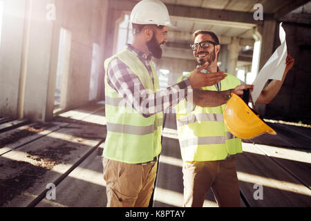 Ritratto di costruzione gli ingegneri che lavorano sul sito di costruzione Foto Stock