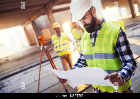 Foto di costruzione ingegnere di lavoro sul sito di costruzione Foto Stock