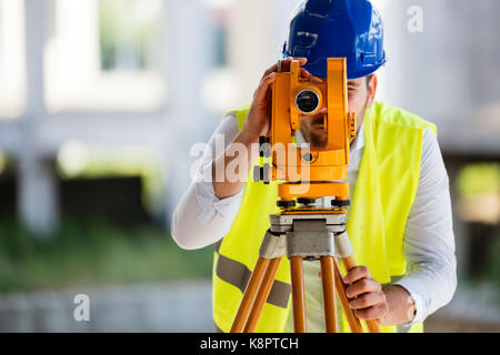 Foto di costruzione ingegnere di lavoro sul sito di costruzione Foto Stock