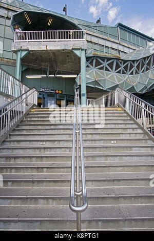 Le scale e ingresso per gli ornati West 8 Street elevata la stazione della metropolitana di Coney Island, Brooklyn, New York City. Foto Stock