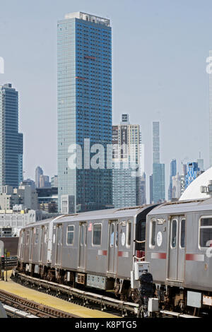 Il Manhattan legato numero 7 della metropolitana sopraelevata tirando fuori della XXXIII Street Rawson Street station nella città di Long Island, Queens, a New York. Foto Stock