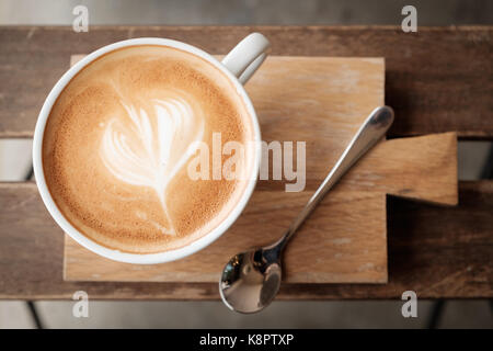 Caffè caldo in un bicchiere di ceramica bianca mettere sulla tavola di legno con copia spazio per scrivere. cromo classico stile. Foto Stock