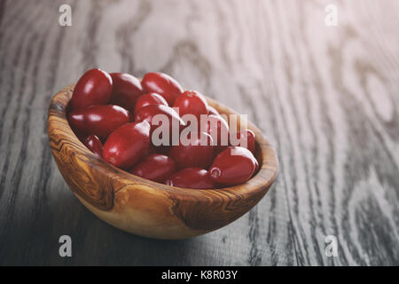 Mature corniolo berrys nel recipiente Foto Stock