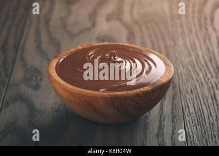 Cioccolato nocciola creamin ciotola di legno Foto Stock