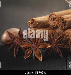 Mazzetto di bastoncini di cannella con noce moscata e anice star Foto Stock