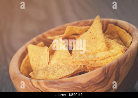 Tortilla chips in legno d'olivo ciotola sul tavolo di legno Foto Stock