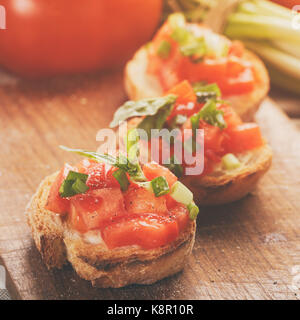 Italian bruschetta con cipolla pomodoro e basilico Foto Stock