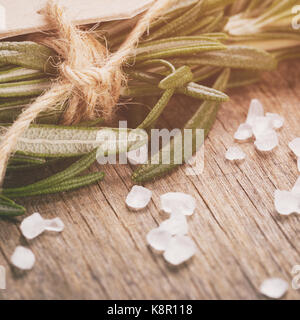 Di rosmarino fresco mazzetto sul tavolo di legno Foto Stock