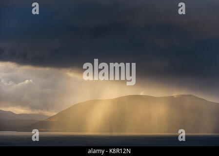 Sole che splende attraverso heavy rain, guardando a sud da glenminard, penisola di Dingle, kerry, munster, irlanda, novembre Foto Stock