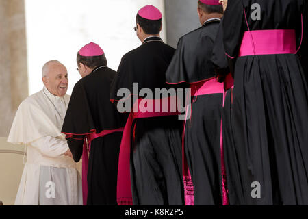 Città del Vaticano, Vaticano. 20 Settembre 2017. Papa Francesco saluta i vescovi al termine della sua udienza Generale settimanale in Piazza San Pietro, nella Città del Vaticano, il 20 settembre 2017. Papa Francesco, nella sua udienza generale settimanale di mercoledì, ha espresso la sua vicinanza al popolo del Messico dopo che il paese è stato colpito martedì da un potente terremoto. Credit: Giuseppe Ciccia/Pacific Press/Alamy Live News Foto Stock