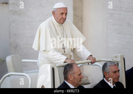 Città del Vaticano, Vaticano. 20 Settembre 2017. Papa Francesco parte alla fine della sua udienza Generale Settimanale in Piazza San Pietro, a Città del Vaticano, il 20 settembre 2017. Papa Francesco, nella sua udienza generale settimanale di mercoledì, ha espresso la sua vicinanza al popolo del Messico dopo che il paese è stato colpito martedì da un potente terremoto. Credit: Giuseppe Ciccia/Pacific Press/Alamy Live News Foto Stock