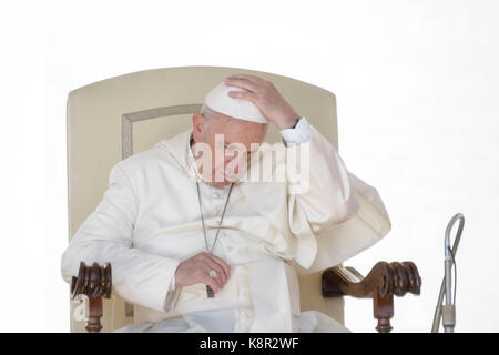 Città del Vaticano, Vaticano. 20 Settembre 2017. Papa Francesco guida la sua udienza Generale Settimanale in Piazza San Pietro, nella Città del Vaticano, il 20 settembre 2017. Papa Francesco, nella sua udienza generale settimanale di mercoledì, ha espresso la sua vicinanza al popolo del Messico dopo che il paese è stato colpito martedì da un potente terremoto. Credit: Giuseppe Ciccia/Pacific Press/Alamy Live News Foto Stock