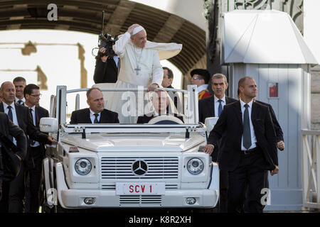 Città del Vaticano, Vaticano. 20 Settembre 2017. Papa Francesco arriva per celebrare la sua udienza Generale Settimanale in Piazza San Pietro, a Città del Vaticano, il 20 settembre 2017. Papa Francesco, nella sua udienza generale settimanale di mercoledì, ha espresso la sua vicinanza al popolo del Messico dopo che il paese è stato colpito martedì da un potente terremoto. Credit: Giuseppe Ciccia/Pacific Press/Alamy Live News Foto Stock