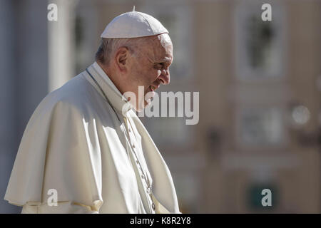 Città del Vaticano, Vaticano. 20 Settembre 2017. Papa Francesco arriva per celebrare la sua udienza Generale Settimanale in Piazza San Pietro, a Città del Vaticano, il 20 settembre 2017. Papa Francesco, nella sua udienza generale settimanale di mercoledì, ha espresso la sua vicinanza al popolo del Messico dopo che il paese è stato colpito martedì da un potente terremoto. Credit: Giuseppe Ciccia/Pacific Press/Alamy Live News Foto Stock