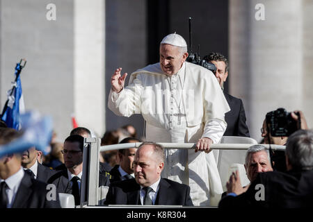 Città del Vaticano, Vaticano. 20 Settembre 2017. Papa Francesco saluta i fedeli mentre arriva per celebrare la sua udienza Generale settimanale in Piazza San Pietro, a Città del Vaticano, il 20 settembre 2017. Papa Francesco, nella sua udienza generale settimanale di mercoledì, ha espresso la sua vicinanza al popolo del Messico dopo che il paese è stato colpito martedì da un potente terremoto. Credit: Giuseppe Ciccia/Pacific Press/Alamy Live News Foto Stock