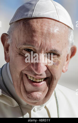 Città del Vaticano, Vaticano. 20 Settembre 2017. Papa Francesco sorride quando arriva per celebrare la sua udienza Generale settimanale in Piazza San Pietro, a Città del Vaticano, il 20 settembre 2017. Papa Francesco, nella sua udienza generale settimanale di mercoledì, ha espresso la sua vicinanza al popolo del Messico dopo che il paese è stato colpito martedì da un potente terremoto. Credit: Giuseppe Ciccia/Pacific Press/Alamy Live News Foto Stock