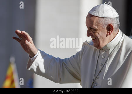 Città del Vaticano, Vaticano. 20 Settembre 2017. Papa Francesco saluta i fedeli mentre arriva per celebrare la sua udienza Generale settimanale in Piazza San Pietro, a Città del Vaticano, il 20 settembre 2017. Papa Francesco, nella sua udienza generale settimanale di mercoledì, ha espresso la sua vicinanza al popolo del Messico dopo che il paese è stato colpito martedì da un potente terremoto. Credit: Giuseppe Ciccia/Pacific Press/Alamy Live News Foto Stock