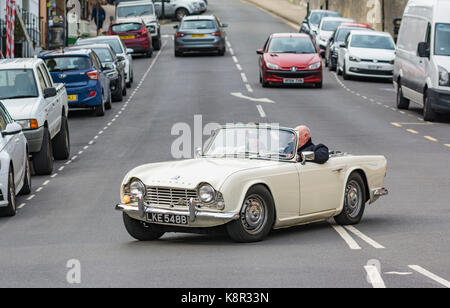 Convertibile bianco Triumph TR$ Cabriolet auto sportiva dal 1964 nel Regno Unito. Open top auto classica nel Regno Unito. Foto Stock