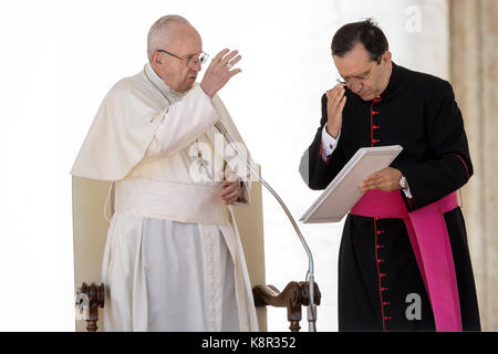 Città del Vaticano, Vaticano. 20 Settembre 2017. Papa Francesco consegna la sua benedizione mentre celebra la sua udienza Generale Settimanale in Piazza San Pietro, nella Città del Vaticano, il 20 settembre 2017. Papa Francesco, nella sua udienza generale settimanale di mercoledì, ha espresso la sua vicinanza al popolo del Messico dopo che il paese è stato colpito martedì da un potente terremoto. Credit: Giuseppe Ciccia/Pacific Press/Alamy Live News Foto Stock