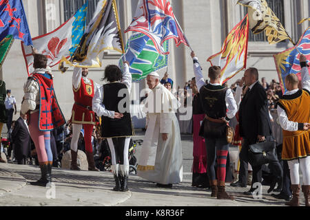 Città del Vaticano, Vaticano. 20 Settembre 2017. Papa Francesco arriva per celebrare la sua udienza Generale Settimanale in Piazza San Pietro, a Città del Vaticano, il 20 settembre 2017. Papa Francesco, nella sua udienza generale settimanale di mercoledì, ha espresso la sua vicinanza al popolo del Messico dopo che il paese è stato colpito martedì da un potente terremoto. Credit: Giuseppe Ciccia/Pacific Press/Alamy Live News Foto Stock