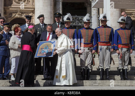 Città del Vaticano, Vaticano. 20 Settembre 2017. Papa Francesco saluta i fedeli al termine dell'udienza Generale Settimanale in Piazza San Pietro, nella Città del Vaticano, il 20 settembre 2017. Papa Francesco, nella sua udienza generale settimanale di mercoledì, ha espresso la sua vicinanza al popolo del Messico dopo che il paese è stato colpito martedì da un potente terremoto. Credit: Giuseppe Ciccia/Pacific Press/Alamy Live News Foto Stock