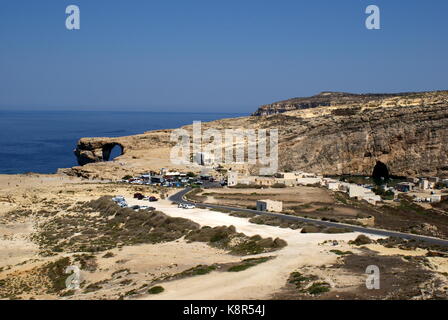 Visualizza in basso verso la finestra Azzurra e ingresso al mare interno, Dwejra Bay, San Lawrenz, Gozo, Malta Foto Stock