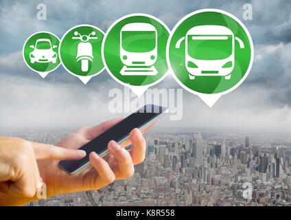 Composito digitale delle icone di trasporto e il dispositivo Transport icone e la mano che tiene il telefono in città Foto Stock