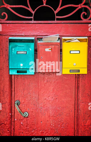 Rosso porta in legno con caselle colorate, Firenze, Italia Foto Stock