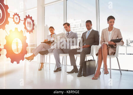 Immagini digitali delle rappresentazioni umane nelle marce contro ben vestito la gente di affari seduti insieme Foto Stock