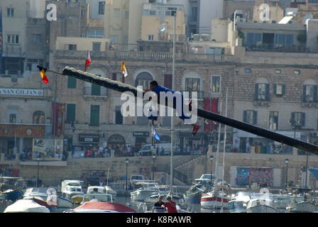 Ingrassaggio del polo grassa durante la festa di San Giuliano celebrazione, St Julians Bay, Malta Foto Stock