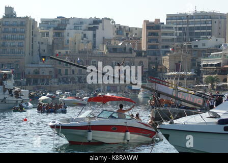 A cadere dal polo grassa durante la festa di San Giuliano celebrazione, St Julians Bay, Malta Foto Stock